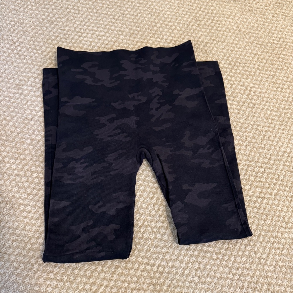 SPANX Black Camouflage Leggings - Picture 4 of 7